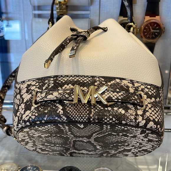 MICHAEL KORS 
Reed Md Pebbled Leather Belted Bucket Messenger Satchel Crossbody - Picture 9 of 16